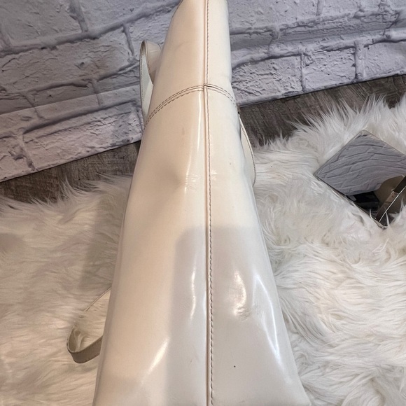 NEW ARRIVAL: GUCCI Patent Leather Off-White Tote Bag - Picture 9 of 13